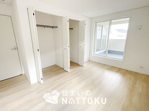 【現地写真(寝室)】木目の美しさを際立たせるシンプルデザインの建具を使用しています。