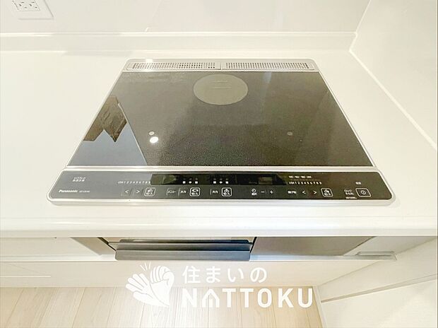 【ビルトインコンロ】フラットな構造で清掃性が高く、過熱防止センサー付3口タイプで日頃の家事も快適です。