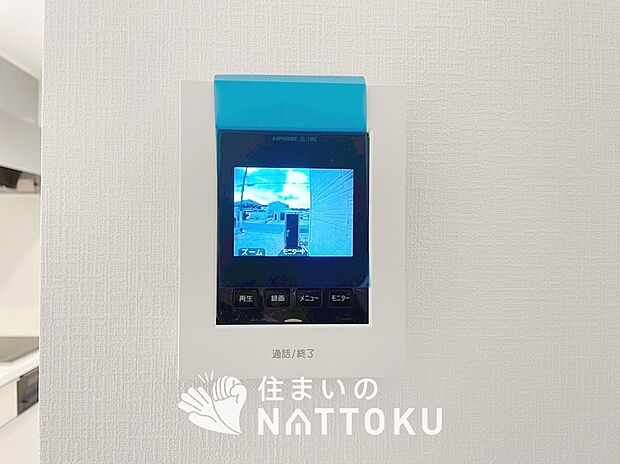 【TVモニター付インターホン】手放し通話ができ、送話表示灯で送話・受話状態が確認できます。
映像と音声で玄関先の様子をチェックできるモニター機能や、夜間の訪問者の顔も確認できるLEDライトを装備しています。