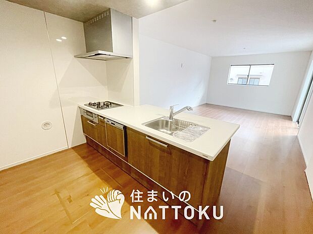 【現地写真（キッチン）】収納たっぷりのシステムキッチン、浄水器付水栓を標準装備しています。