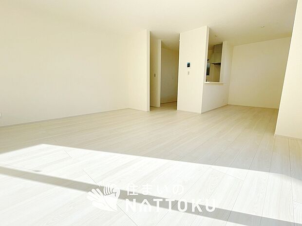 【現地写真（リビング）】フローリング材には、木目、色調など木材特有の風合いがあり、ナチュラルな美しさになっています。