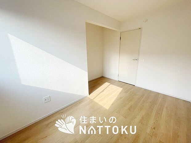 【現地写真(洋室)】木目の美しさを際立たせるシンプルデザインの建具を使用しています。