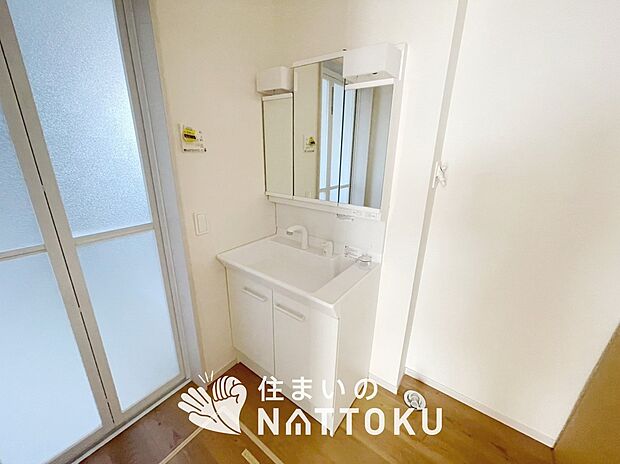 【洗面台・洗面所】鏡の両サイドは、必要なものを取出しやすく、大きな鏡面で朝の準備も快適。
使いやすいリフトアップ機能付きのシングルレバーシャワー水栓付です。