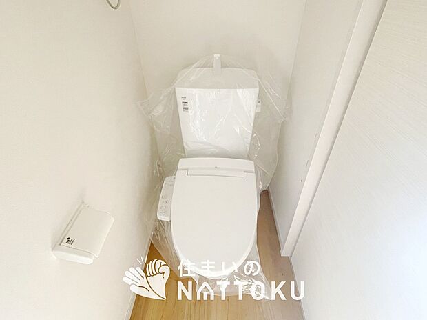 【トイレ】汚れてもサッとひと拭きでお手入れ簡単、エコ仕様の温水洗浄便座付きのトイレです。
バリアフリーにも配慮しています。