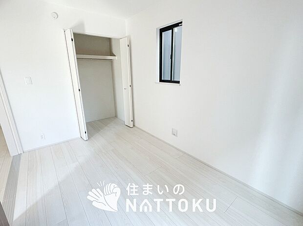 【現地写真（寝室）】木目の美しさを際立たせるシンプルデザインの建具を使用しています。