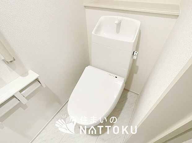 【トイレ】汚れてもサッとひと拭きでお手入れ簡単、エコ仕様の温水洗浄便座付きのトイレです。
バリアフリーにも配慮しています。