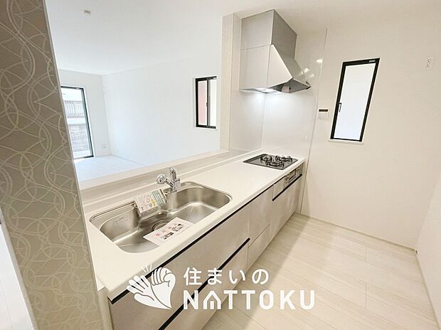 【現地写真（キッチン）】収納たっぷりのシステムキッチン、浄水器付水栓を標準装備しています。