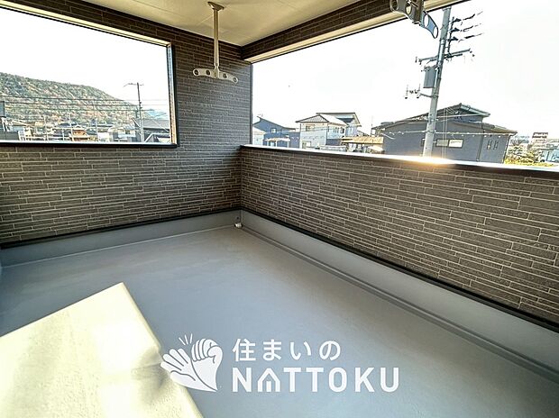 【バルコニー】奥行きが広く、洗濯物をゆったりと干せる十分な広さで、家族の洗濯も捗ります。