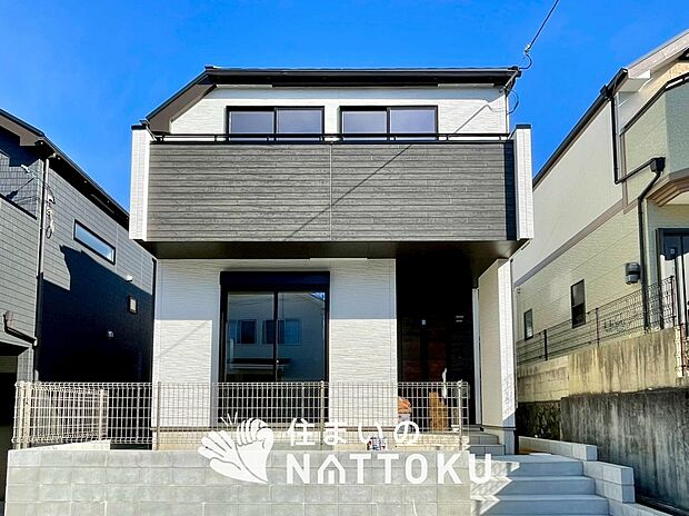 【現地写真(外観)【B号地】】軽くて火災に強い屋根材を採用し、地震時の建物への負担や揺れを軽減しています。