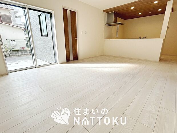 【現地写真（リビング）】フローリング材には、木目、色調など木材特有の風合いがあり、ナチュラルな美しさになっています。