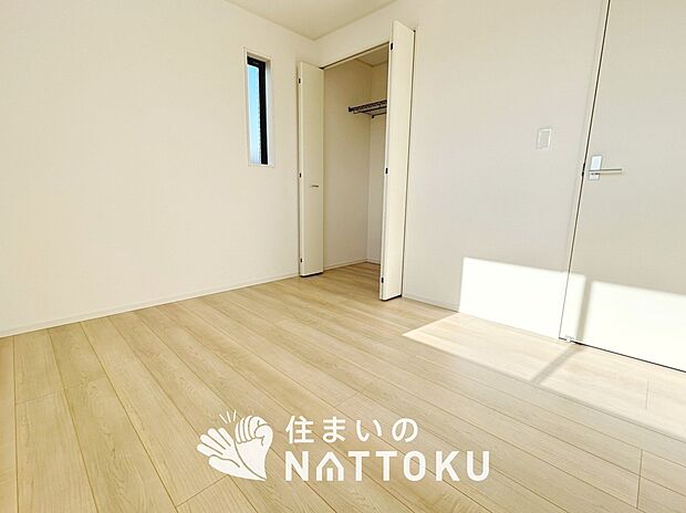 【現地写真(寝室)】木目の美しさを際立たせるシンプルデザインの建具を使用しています。