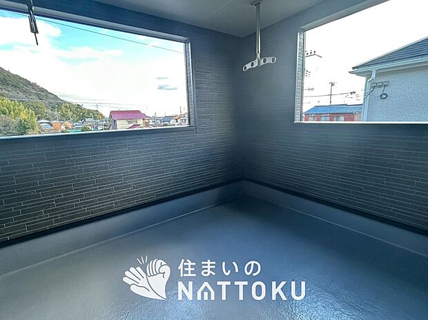 【バルコニー】奥行きが広く、洗濯物をゆったりと干せる十分な広さで、家族の洗濯も捗ります。