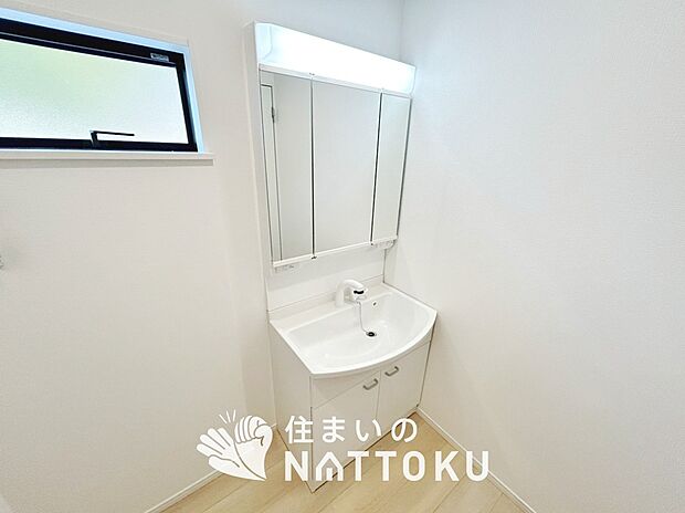 【洗面台・洗面所】鏡の両サイドは、必要なものを取出しやすく、大きな鏡面で朝の準備も快適。
使いやすいリフトアップ機能付きのシングルレバーシャワー水栓付です。