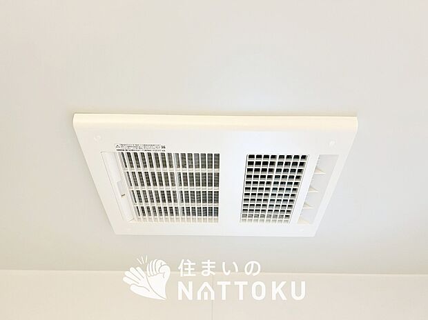 【浴室暖房換気乾燥機】サイドブロー機能で、乾燥効率アップです。
サイドに吹き出しを搭載することにより浴室内を端まで循環する気流ができ、さらに省エネ性能がアップします。