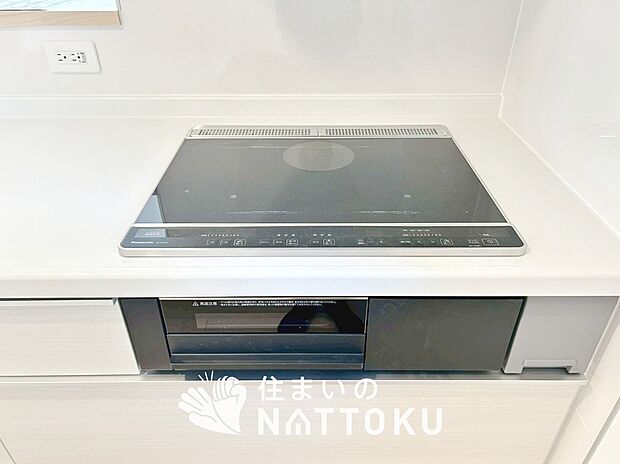 【ビルトインコンロ】フラットな構造で清掃性が高く、過熱防止センサー付3口タイプで日頃の家事も快適です