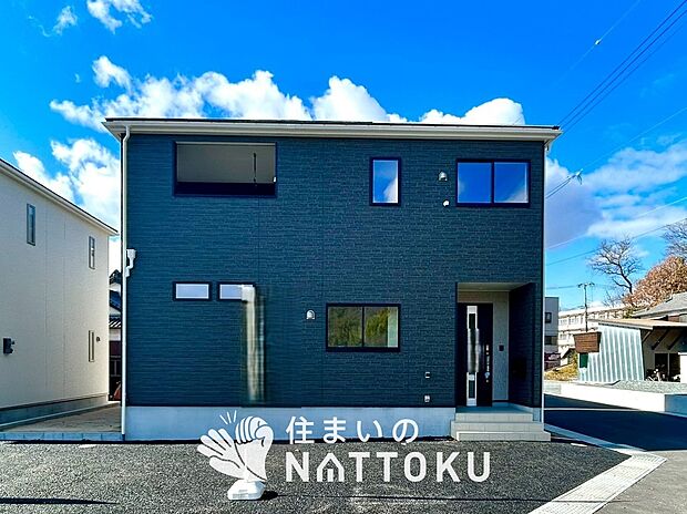 【現地写真(外観)【2号地】】雨で汚れを落とし、耐久性・耐候性に優れた外壁を使用しています。