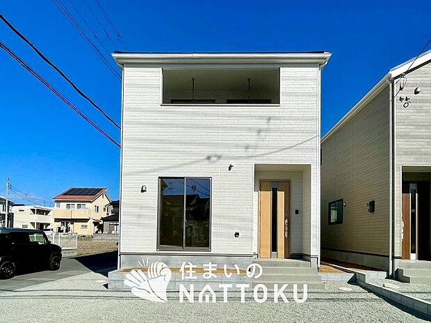 【現地写真(外観)【3号地】】軽くて火災に強い屋根材を採用し、地震時の建物への負担や揺れを軽減しています。