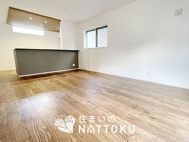 【現地写真(リビング)】フローリング材には、木目、色調など木材特有の風合いがあり、ナチュラルな美しさになっています。