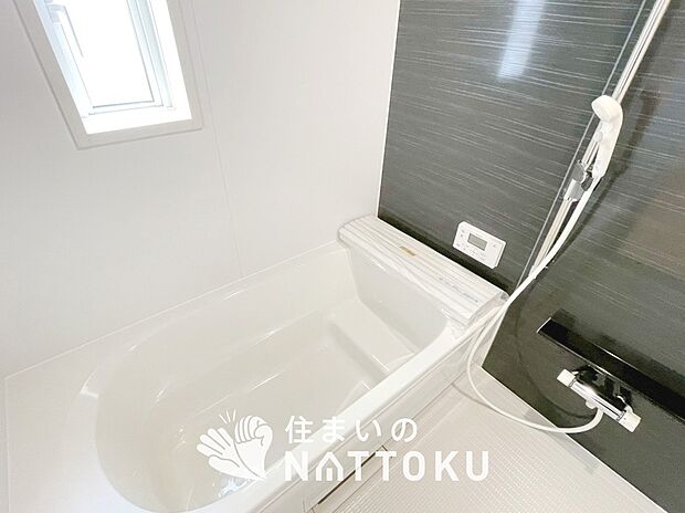 【現地写真(浴室)】浴室暖房乾燥機付き。1坪タイプで広々です。