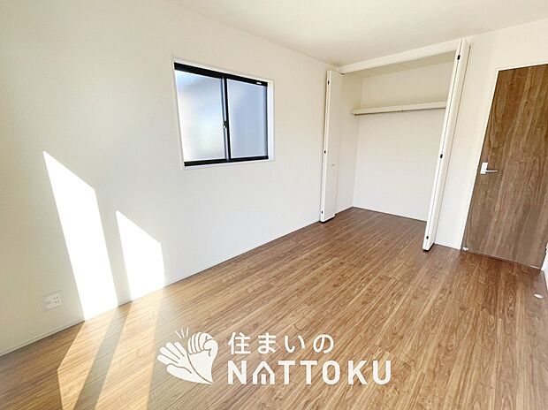 【現地写真(寝室)】木目の美しさを際立たせるシンプルデザインの建具を使用しています。