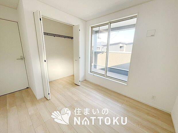 【現地写真（寝室）】木目の美しさを際立たせるシンプルデザインの建具を使用しています。