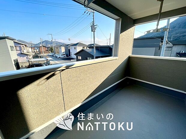 【バルコニー】奥行きが広く、洗濯物をゆったりと干せる十分な広さで、家族の洗濯も捗ります。
