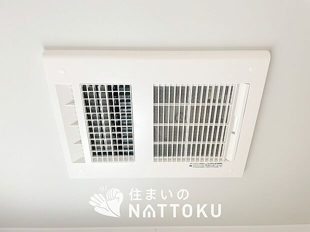 【電気式浴室暖房換気乾燥機】サイドブロー機能で、乾燥効率アップです。
サイドに吹き出しを搭載することにより浴室内を端まで循環する気流ができ、さらに省エネ性能がアップします。