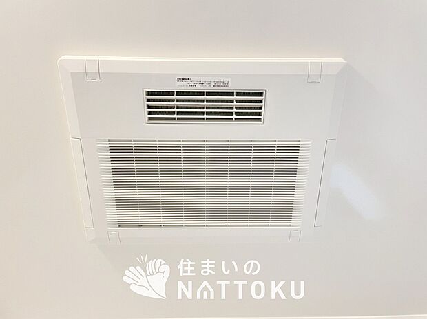 【電気式浴室暖房換気乾燥機】寒い冬場はあたたかく、暑い夏場は扇風機のような心地よさです。
雨の日は、浴室が衣類乾燥スペースになります。