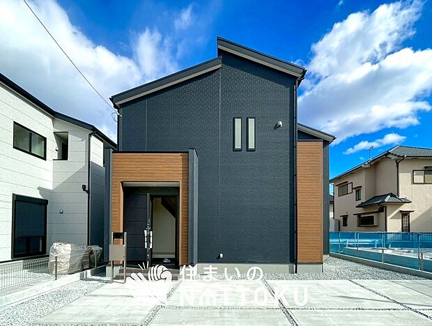 【現地写真(外観)【3号地】】軽くて火災に強い屋根材を採用し、地震時の建物への負担や揺れを軽減しています。