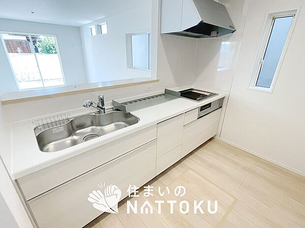 【現地写真(キッチン)】フローリング材には、木目、色調など木材特有の風合いがあり、ナチュラルな美しさになっています。