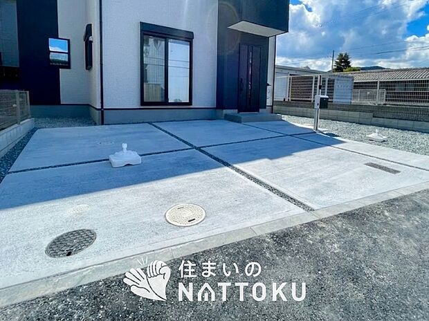 【現地写真(駐車場)】駐車スペースが広く、運転が苦手な方も安心です。