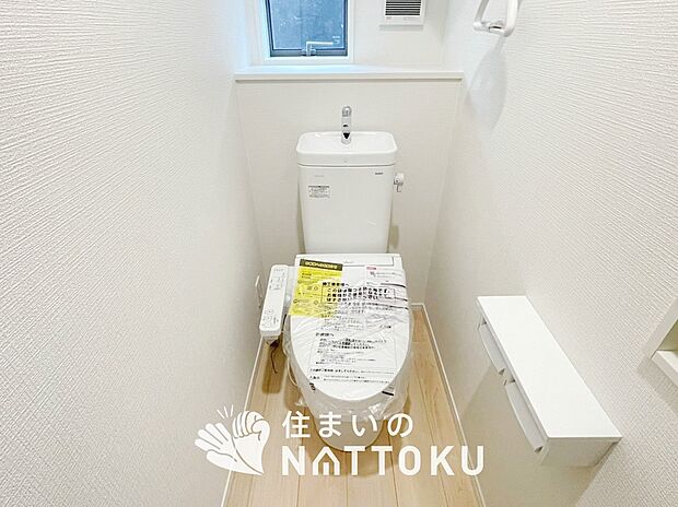 【トイレ】汚れてもサッとひと拭きでお手入れ簡単、エコ仕様の温水洗浄便座付きのトイレです。
バリアフリーにも配慮しています。