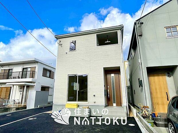 【現地写真(外観)【1号地】】軽くて火災に強い屋根材を採用し、地震時の建物への負担や揺れを軽減しています。