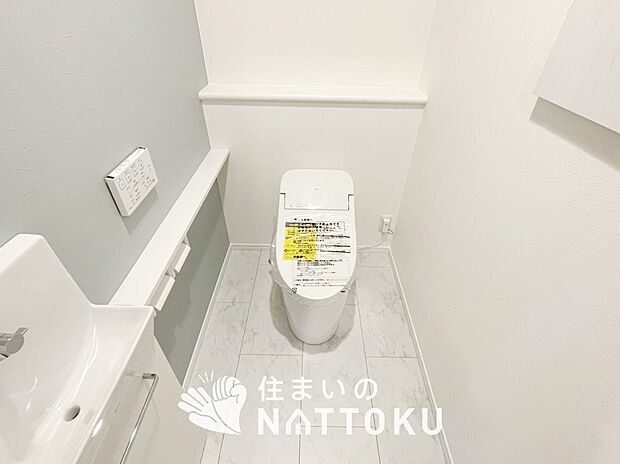 【トイレ】汚れてもサッとひと拭きでお手入れ簡単、エコ仕様の温水洗浄便座付きのトイレです。
バリアフリーにも配慮しています。