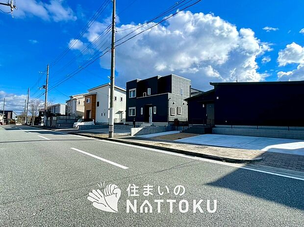 【現地写真(前道含む外観)】お引渡し後も無償の定期点検を行っており、暮らしの安心をお届けしています。