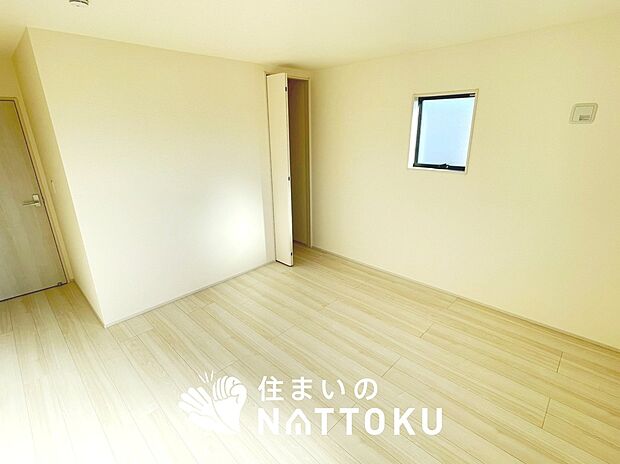 【現地写真(寝室)】木目の美しさを際立たせるシンプルデザインの建具を使用しています。