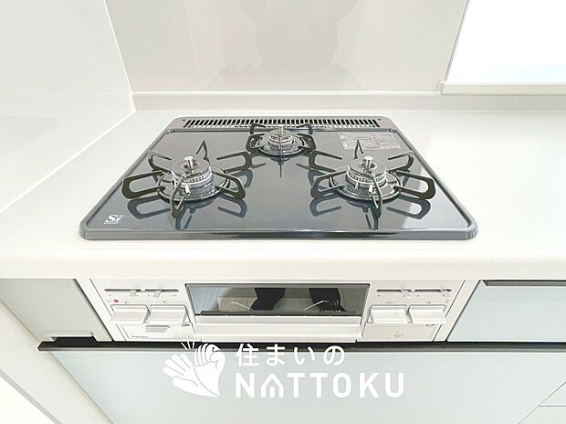 【ビルトインコンロ】フラットな構造で清掃性が高く、過熱防止センサー付3口タイプで日頃の家事も快適です。