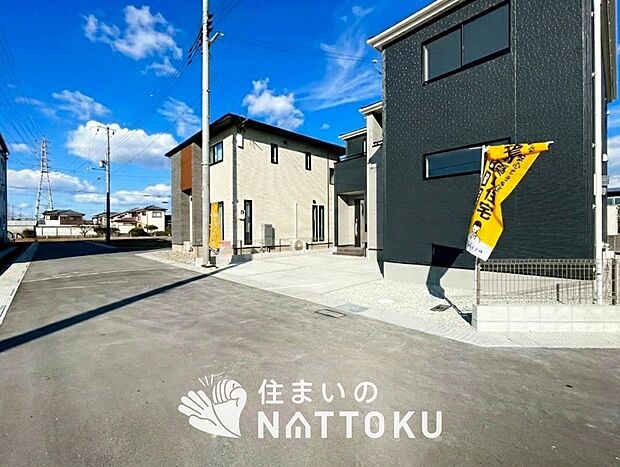 【現地写真(前道含む外観)】健康被害に配慮したもっとも安全性の高い建材を採用し、シックハウス対策をしております。