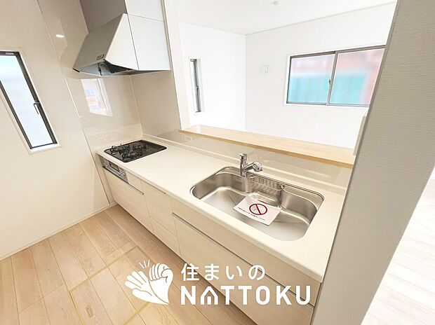 【現地写真(キッチン)】収納たっぷりのシステムキッチン、浄水器付水栓を標準装備しています。