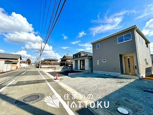 【現地写真(前道含む外観)】健康被害に配慮したもっとも安全性の高い建材を採用し、シックハウス対策をしております。