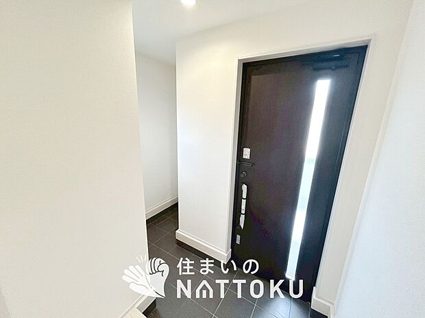 【現地写真(玄関)】玄関には、大型のシューズ収納を設置しています。