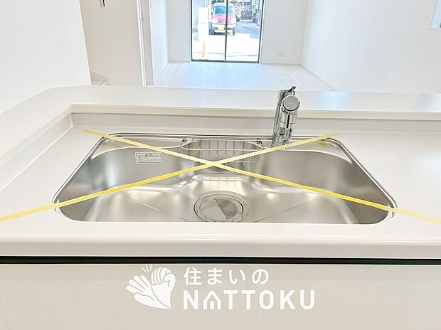 【浄水器内臓型ハンドシャワー付シンク】傷や汚れが付きにくい静音仕様の全面エンボス加工シンク。
また、蛇口の先端に浄水器を内蔵。浄水シャワーが使える毎分4リットルのたっぷり浄水。