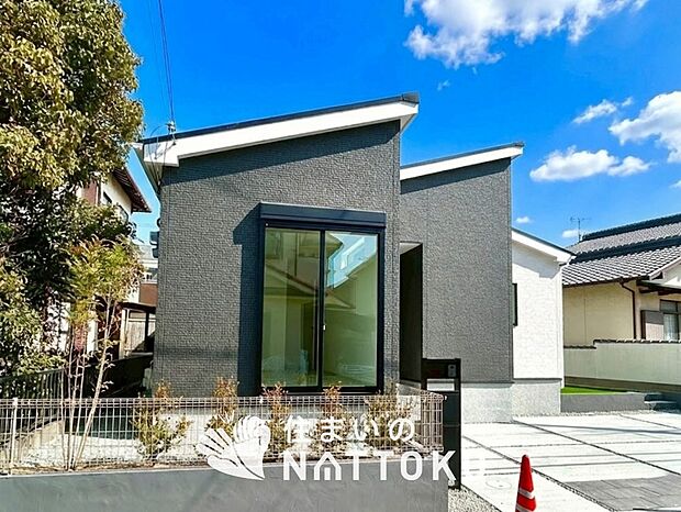 【現地写真(外観)】雨で汚れを落とし、耐久性・耐候性に優れた外壁を使用しています。