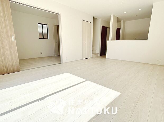 【現地写真(リビング)】フローリング材には、木目、色調など木材特有の風合いがあり、ナチュラルな美しさになっています。