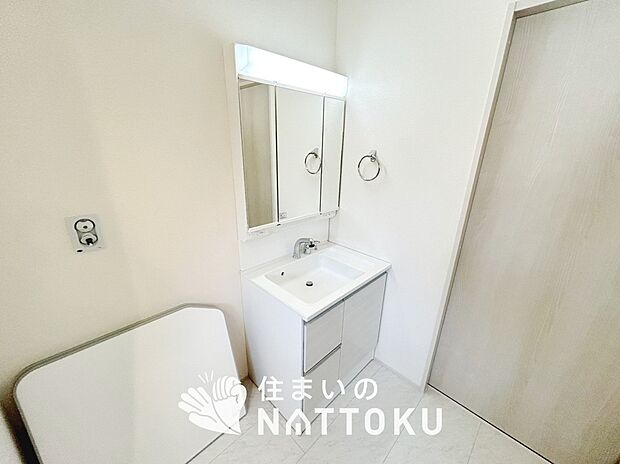 【洗面台・洗面所】鏡の両サイドは、必要なものを取出しやすく、大きな鏡面で朝の準備も快適。
使いやすいリフトアップ機能付きのシングルレバーシャワー水栓付です。