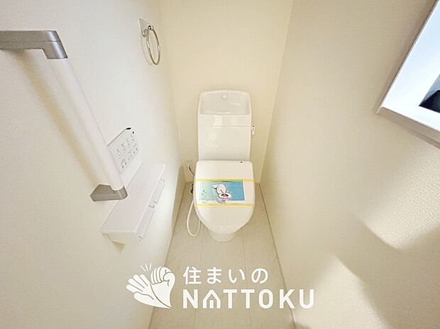 【トイレ】汚れてもサッとひと拭きでお手入れ簡単、エコ仕様の温水洗浄便座付きのトイレです。
バリアフリーにも配慮しています。