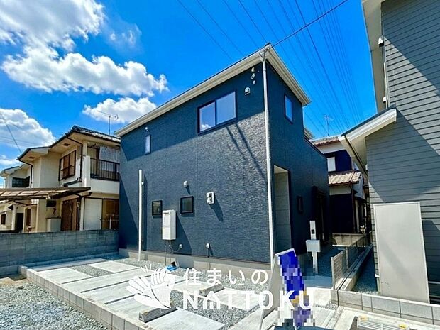 【現地写真(外観)】雨で汚れを落とし、耐久性・耐候性に優れた外壁を使用しています。