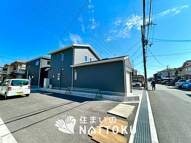 【現地写真(前道含む外観)】軽くて火災に強い屋根材を採用し、地震時の建物への負担や揺れを軽減しています。