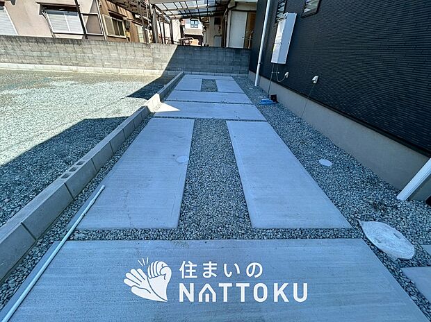 【現地写真(駐車場)】駐車スペースが広く、運転が苦手な方も安心です。