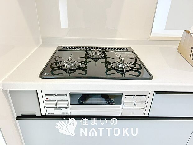 【ビルトインコンロ】フラットな構造で清掃性が高く、過熱防止センサー付3口タイプで日頃の家事も快適です。